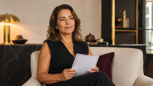 Mulher segurando uma receita médica, expressão serena e confiante, representando a decisão informada sobre a terapia de reposição hormonal